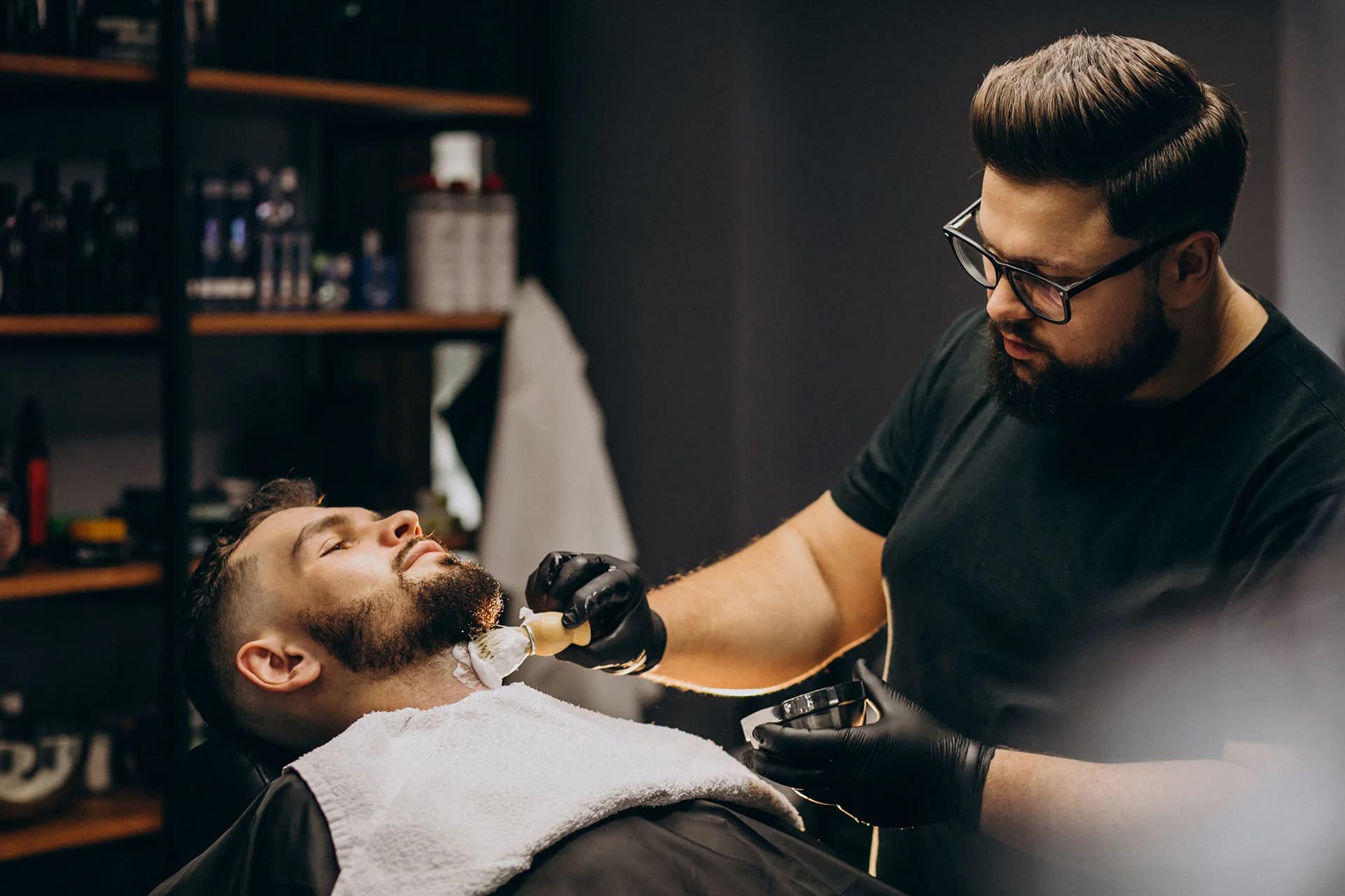 Imagem ilustrativa do curso Cortes de Cabelo Masculino e Técnicas de Barbear