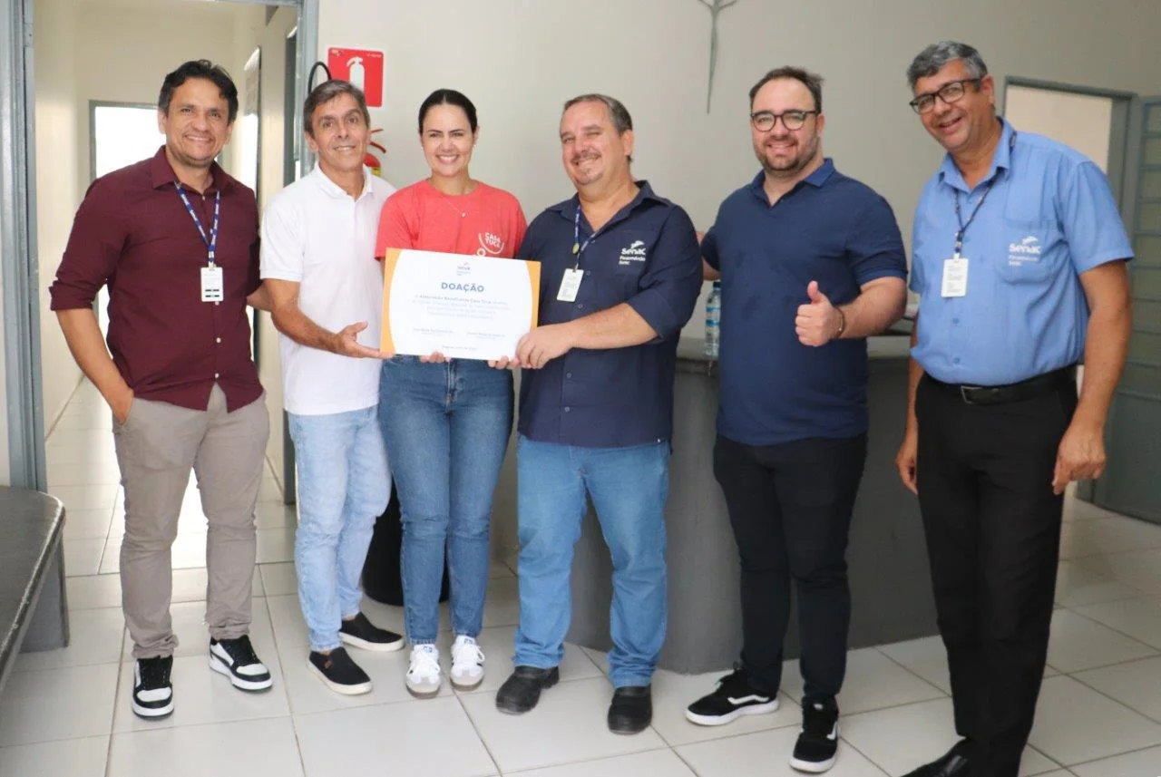 Imagem do mural de fotos: (FOTOS) Entrega de placa de doação à Casa Tuca