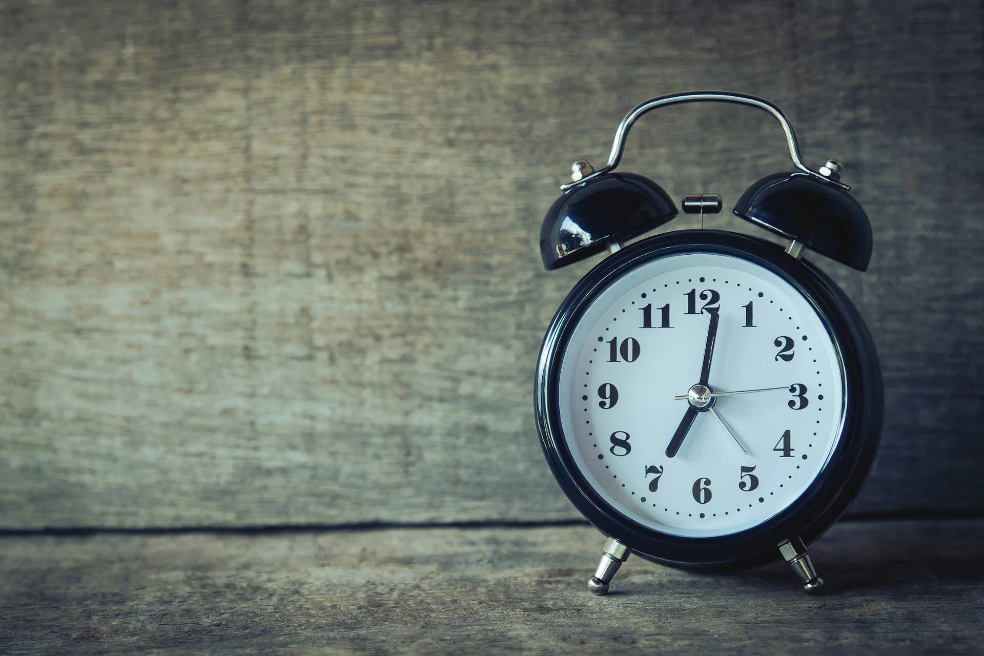 black-clock-on-wood-9ujpyducsi8j2y89